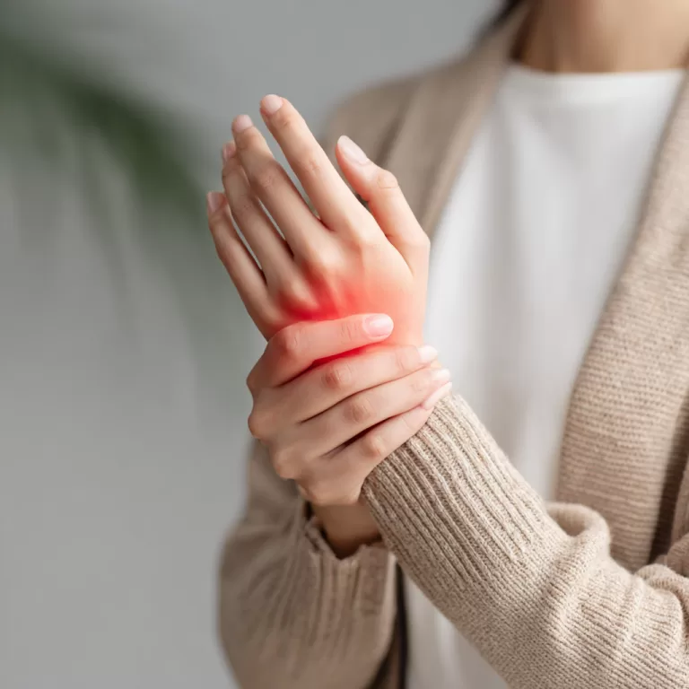 Articulação das mãos dolorida? Veja as causas e tratamentos